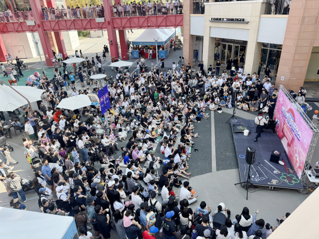 롯데프리미엄아울렛 김해점 방문객들이 지난달 아울렛 야외 광장에서 진행된 버블버블 퍼포먼스를 관람하고 있다. 롯데백화점 제공