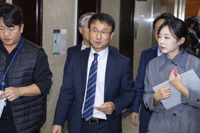 더불어민주당 한병도 원내대표가 27일 국회에서 열린 의원 총회를 마치고 이동하고 있다. 민주당은 의원 총회를 통해 조희대 대법원장 의혹 국정조사를 실시하기로 결정했다. 연합뉴스