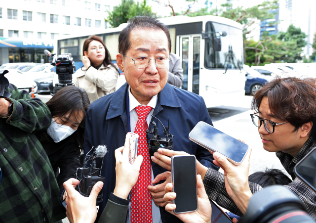 홍준표 전 대구시장이 27일 오전 대구지방법원에 도착하고 있다. 홍 전 시장은 이날 '선거캠프 정치자금 부정 지출' 혐의로 구속영장이 청구된 지인의 구속 전 피의자 심문(영장실질심사)에서 지인의 변호사 자격으로 법원을 찾았다. 연합뉴스