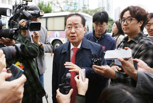 홍준표 전 대구시장이 27일 오전 대구지방법원에 도착하고 있다. 홍 전 시장은 이날 '명태균 여론조사비 대납 의혹'으로 구속영장이 청구된 지인의 구속 전 피의자 심문(영장실질심사)에서 지인의 변호사 자격으로 법원을 찾았다. 연합뉴스