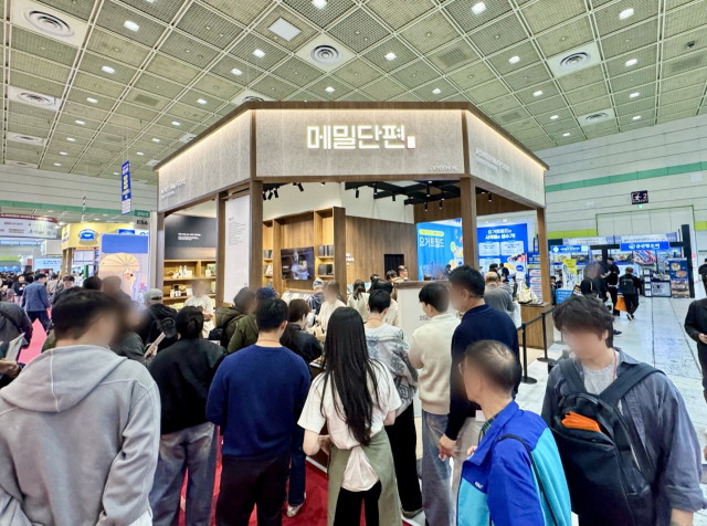 지난 22일 서울 코엑스에서 열린 ‘2026 IFS 프랜차이즈 창업·산업 박람회‘ 메밀단편 부스 앞에 관람객들이 줄을 지어 서있다. 교촌에프앤비 제공