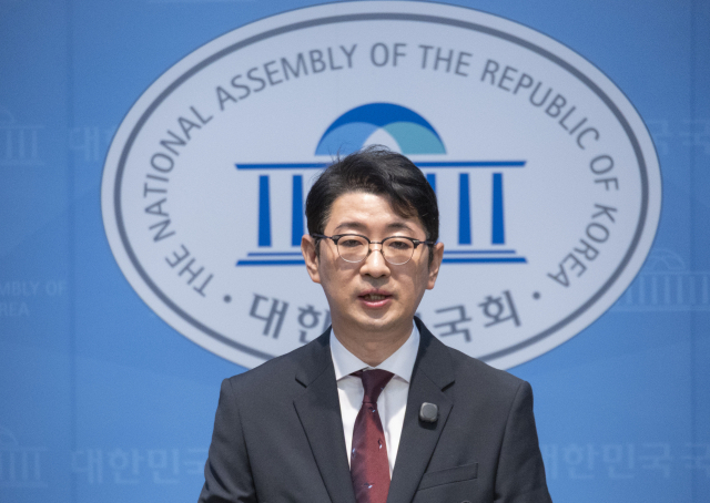 국민의힘 주진우 의원이 27일 국회에서 이재명 대통령과 가족의 골프장 예약 관련 기자회견을 하고 있다. 연합뉴스