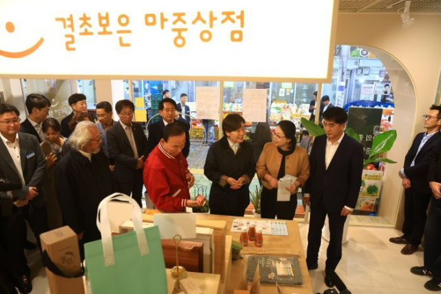 송 장관은 보은군 농촌신활력플러스 사업을 통해 새로 마련된 ‘결초보은 마중상점’을 둘러보았다. 이곳은 지역 농·특산물 판매와 주민 활동, 체험 프로그램 등을 한 곳에 담은 복합 오프라인 공간이다. 농식품부 제공
