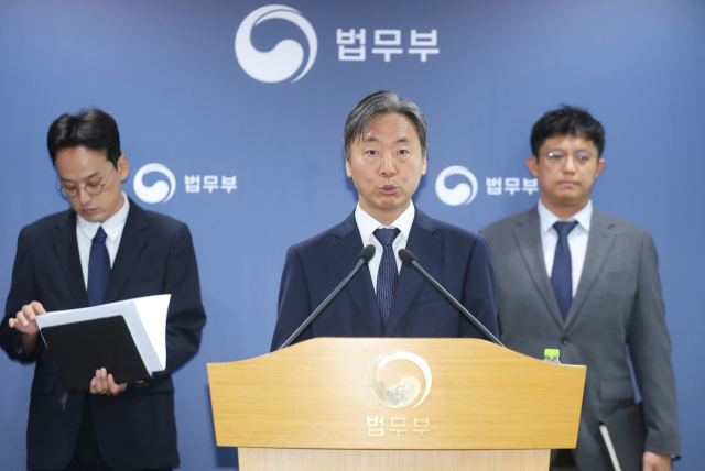 강준하 법무부 국제법무국장이 9월 30일 경기도 정부과천청사 법무부에서 ISDS 사건 선고 관련 브리핑을 하고 있다. 연합뉴스