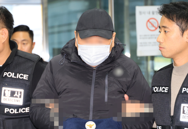 지난 20일 서울 강남구 역삼동 빌딩 두 곳에 불을 질러 20명 가까이 다치게 한 피의자 A 씨가 22일 구속 전 피의자 심문에 참석하기 위해 서울 서초구 중앙지법으로 들어서고 있다. 연합뉴스