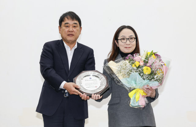 28일 부산일보사 대강당에서 열린 제43회 요산김정한문학상 시상식에서 부산일보 손영신 사장이 수상자인 ‘절창’를 쓴 소설가 구병모 작가에게 상을 수여하고 있다. 김종진 기자 kjj1761@