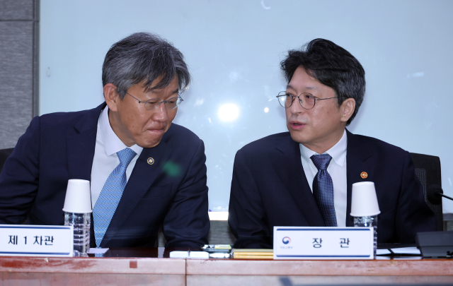 홍지선(오른쪽) 국토교통부 장관과 김이탁 1차관이 28일 국회에서 열린 당정협의에서 얘기를 나누고 있다. 연합뉴스