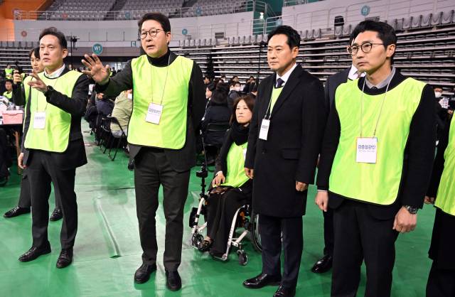 장동혁 국민의힘 대표가 28일 서울 송파구 올림픽공원 핸드볼경기장에서 열린 선관위 특검의 6·3 지방선거 투표용지 공개검증에서 이태한 선거관리위원회 특별검사의 기자회견을 듣고 항의하기 위해 이동하고 있다. 연합뉴스