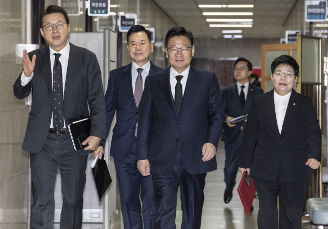 국민의힘 정점식 원내대표와 신동욱 최고위원을 비롯한 지도부들이 29일 국회에서 열린 최고위원회의에 입장하고 있다. 연합뉴스