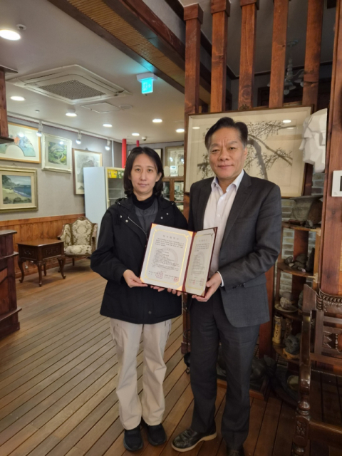 (왼쪽부터) 100세 주야간보호센터 김태연 센터장, 화신사이버대학교 교학처장 정상모 교수.