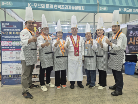 영산대 서정희·최영호 교수와 대학원 동문인 기능장들이 ‘2026 대한민국 소상공인대회’에서 요리 시연과 체험행사를 진행했다. 영산대 제공