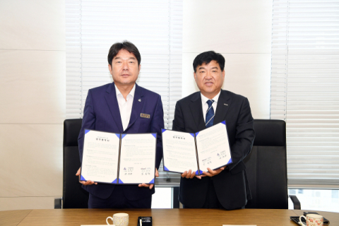 왼쪽부터 장준용 동래구청장과 김희철 한국건강관리협회 부산동부검진센터(동래) 본부장이 협약서를 들고 기념촬영을 하고 있다. 한국건강관리협회 부산동부검진센터 제공