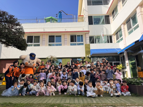 30일 노틀담유치원을 방문하여 ‘찾아가는 안전체험교육’을 운영했다. 부산소방재난본부 제공
