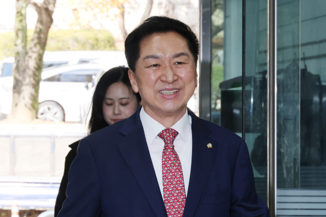 김건희 여사에게 260만원대 로저비비에 가방을 선물한 혐의로 기소된 국민의힘 김기현 의원이 30일 서울중앙지법에서 열린 1심 선고 공판에 출석하고 있다. 연합뉴스
