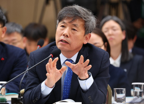 고준위방사성폐기물관리위원회가 30일 제9차 회의를 열고 ‘고준위 방사성폐기물(방폐물) 관리시설 부적합지역 배제기준안’을 의결했다. 김현권 고준위위원장이 지난해 12월 17일 정부세종컨벤션센터에서 열린 기후에너지환경부(기상청)·원자력안전위원회 업무보고에서 이재명 대통령 질문에 답변하고 있는 모습. 부산일보DB