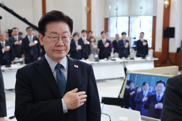 이재명 대통령이 28일 청와대에서 열린 국민생명안전위원회 제2차 전체회의에 앞서 국민의례를 하고 있다. 연합뉴스