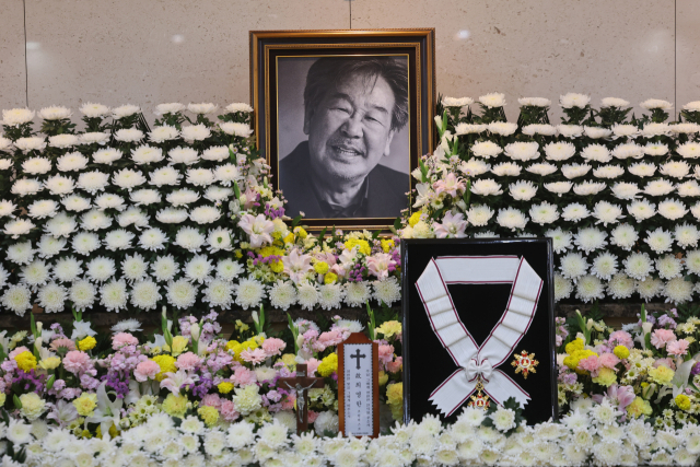 한국의 아버지상을 대표해 '국민 아버지'로 불린 배우 최불암(본명 최영한)이 별세했다. 향년 87세. 사진은 30일 서울아산병원 장례식장에 마련된 빈소 모습. 연합뉴스