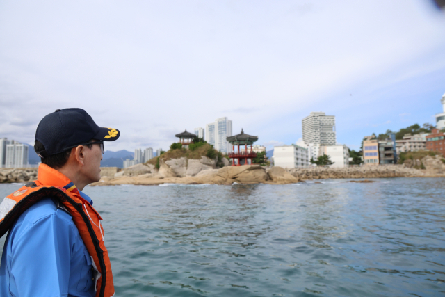 지난 3일 강원 속초시 동명동 인근 해상에서 신경진 속초해양경찰서장이 가을 행락철을 맞아 안전 점검을 하고 있는 모습. 점검은 주요 연안해역의 위험 요소와 구조 대응 태세를 확인하기 위해 실시됐다. 연합뉴스