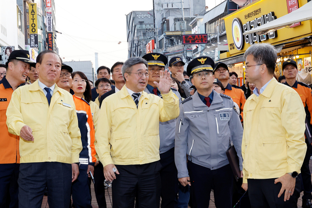 윤호중 행정안전부 장관이 30일 서울 마포구 인파밀집지역인 홍대거리를 방문해 핼러윈 대비 안전관리대책 현장을 점검하고 있다. 연합뉴스